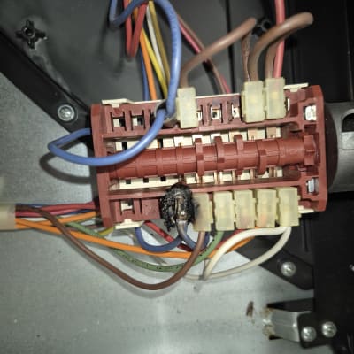 חיבורי חוטים צבעוניים בלוח חשמל עם נזק