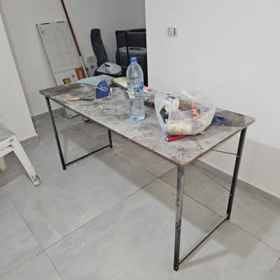 שולחן עם כלי עבודה