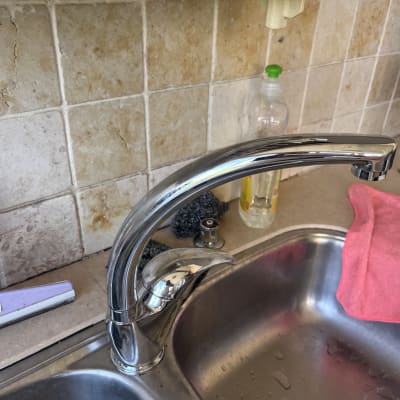 ברז מטבח נירוסטה מעל כיור עם סבון כלים