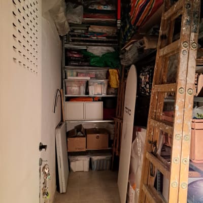 מדפים עם קופסאות פלסטיק, סולם עץ, קרטונים מאוחסנים