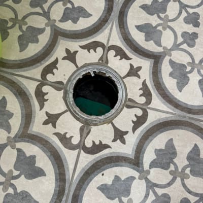 פתח ניקוז ברצפה עם אריחים מעוצבים