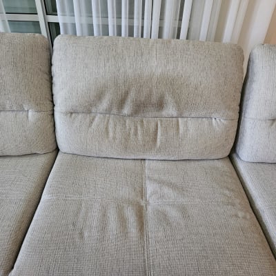 ספה עם כתם על הכרית האמצעית