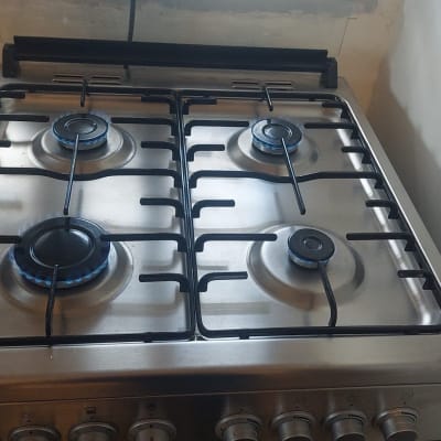 כיריים גז עם ארבעה מבערים דולקים