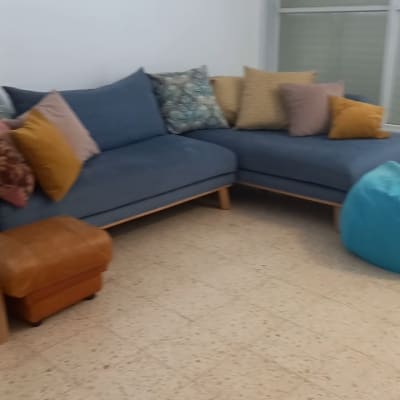 ספה פינתית כחולה עם כריות צבעוניות