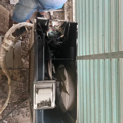 יחידת מזגן פתוחה עם מאוורר וחוטים חשופים