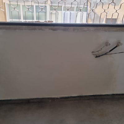 קיר עם חוטי חשמל חשופים ושקעי חשמל