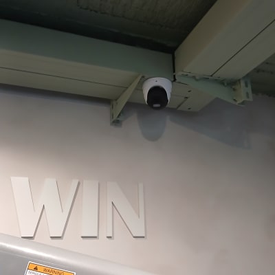 מצלמת אבטחה מותקנת על תקרה