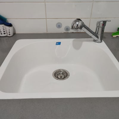 כיור שיש לבן עם ברז כרום