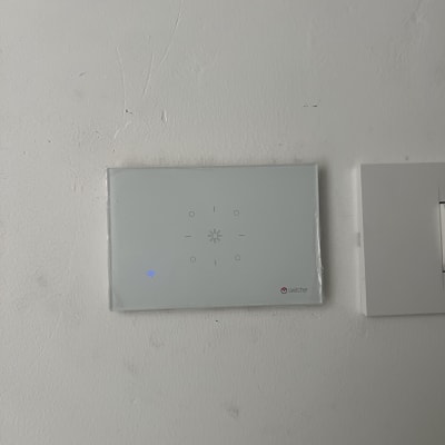 מתג חכם עם חיבור Wi-Fi על קיר לבן