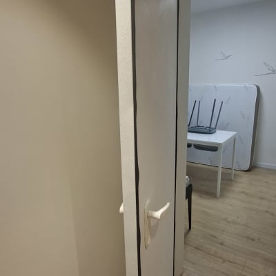 דלת פתוחה עם ציפוי חדש בחדר פנימי