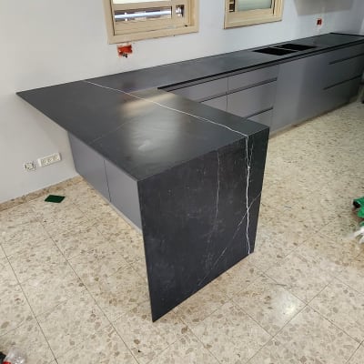 משטח שיש שחור עם עורקים לבנים במטבח מודרני