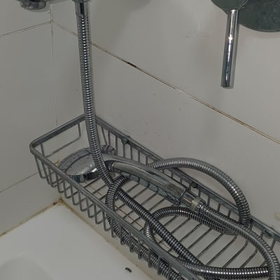 ברז אמבטיה עם צינור ומחזיק מתכת