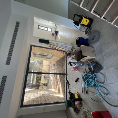 מכונת שטיפה, צינור מים, מטאטאים, חומרי ניקוי