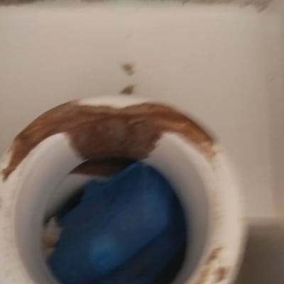 צינור עם לכלוך וחפץ כחול בפנים