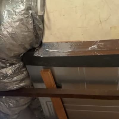 צינורות מיזוג אוויר עטופים בנייר כסף