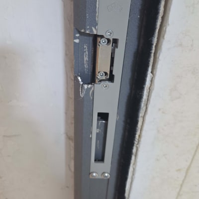 מנעול דלת מתכת מותקן במסגרת דלת