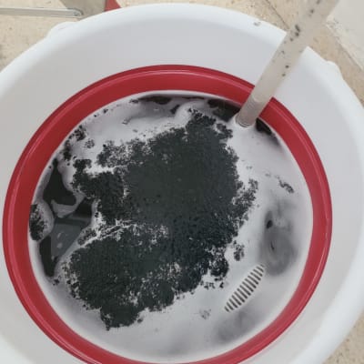 דלי עם מים מלוכלכים וניקוי מזגן