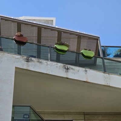 פרגולה מאלומיניום עם עציצים תלויים