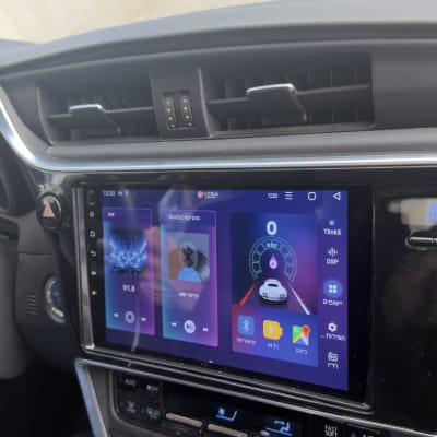 מערכת מולטימדיה ברכב עם מסך מגע ותצוגת ניווט