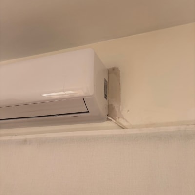 מזגן מותקן על קיר עם סימני צבע