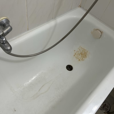 אמבטיה עם כתמי חלודה וברז מתכת