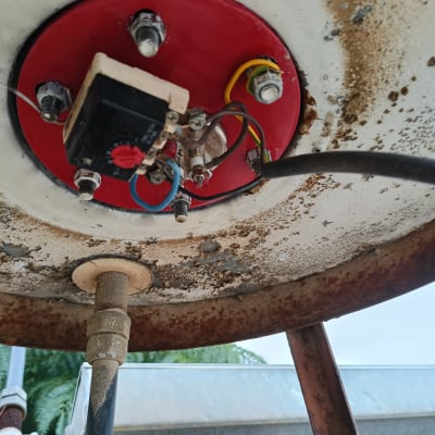 חיבורים חשמליים על לוח מתכת עם חוטים וצינורות