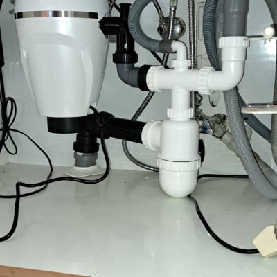 מערכת צינורות מתחת לכיור עם מסנן ומחברים