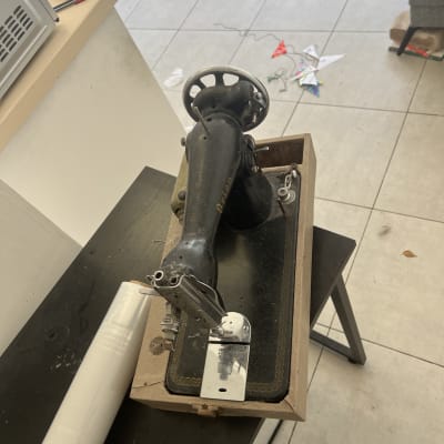 מכונת תפירה ישנה על שולחן בחדר
