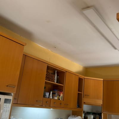 מטבח עם ארונות עץ, תאורה עליונה ותיקון תקרה