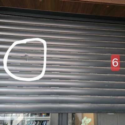 תריס אלומיניום עם סימן עגול