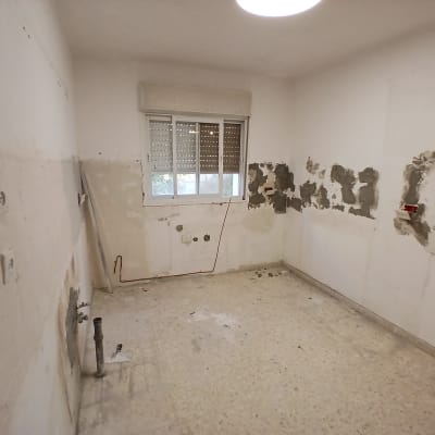 חדר ריק עם קירות מתוקנים ושאריות צבע