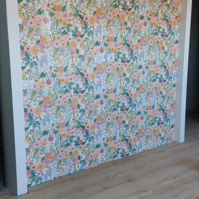 קיר עם טפט פרחוני צבעוני ודוגמת פרחים