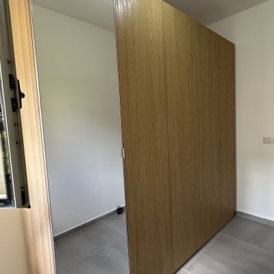 ארון עץ עם דלת מראה בחדר מואר