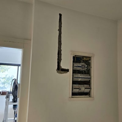 תמונה של לוח חשמל ועבודות חציבה בקיר