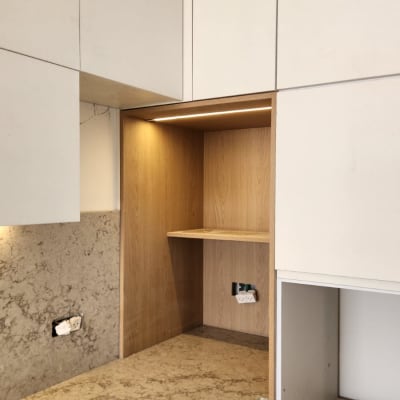 מטבח עם שיש, כיור וארונות עץ לבנים