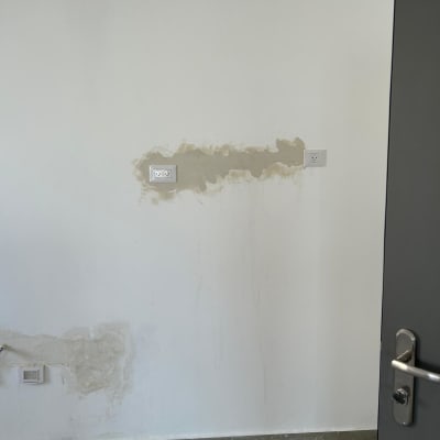 קיר עם שקעים חשמליים ותיקוני טיח