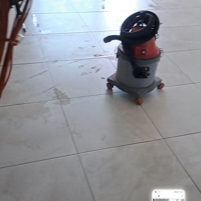 מכונת ניקוי על רצפה רטובה בחדר ריק