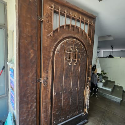 דלת עץ מעוצבת עם פרזול מתכת