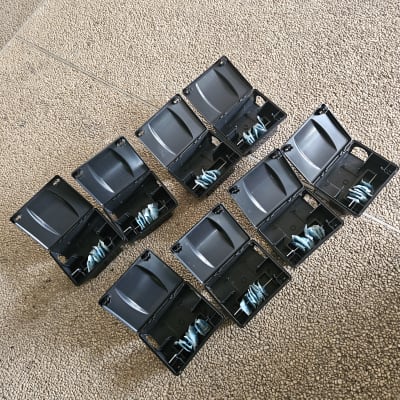 קופסאות שחורות עם פיתיונות כחולים להדברה