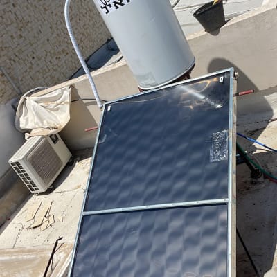 דוד שמש עם קולטים על גג בניין