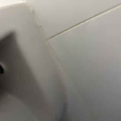 חיבור בין אריחי קרמיקה לבנים עם סיליקון