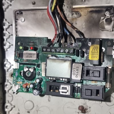 מעגל חשמלי עם חוטים ורכיבים, קשור למיזוג אוויר