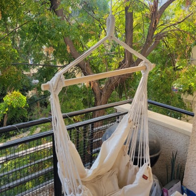 ערסל תלוי על מרפסת עם חבלים ועמוד עץ