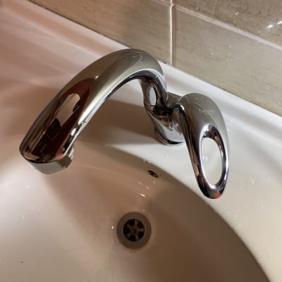 ברז כיור בחדר אמבטיה