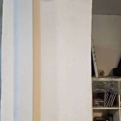 מצלמת אבטחה מותקנת על קיר לבן