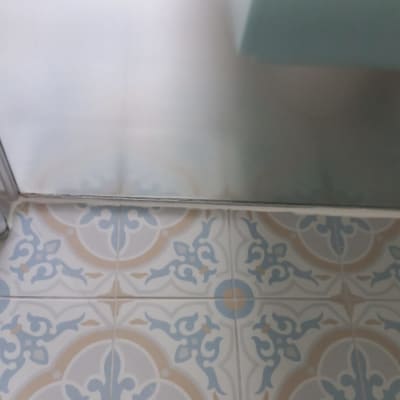 רצפת מקלחת עם אריחים מעוצבים ודלת זכוכית