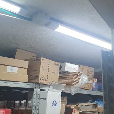 תאורת פלורסנט מותקנת על תקרה בחדר אחסון