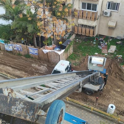 דוד שמש על גג בניין עם קולטים