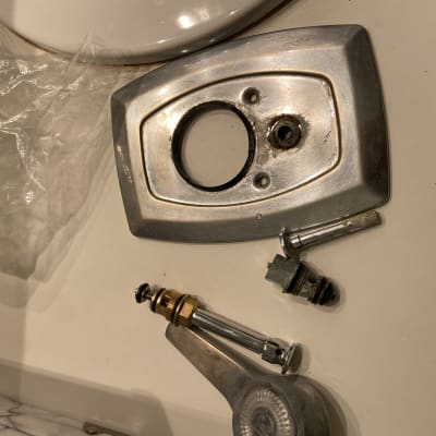 חלקי ברז מפורקים על משטח לבן