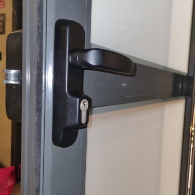 ידית ודלת מתכת עם מנעול